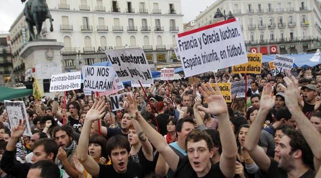Manifestation de jeunes espagnols sur la place Puerta del Sol à Madrid. Crédit Reuters.